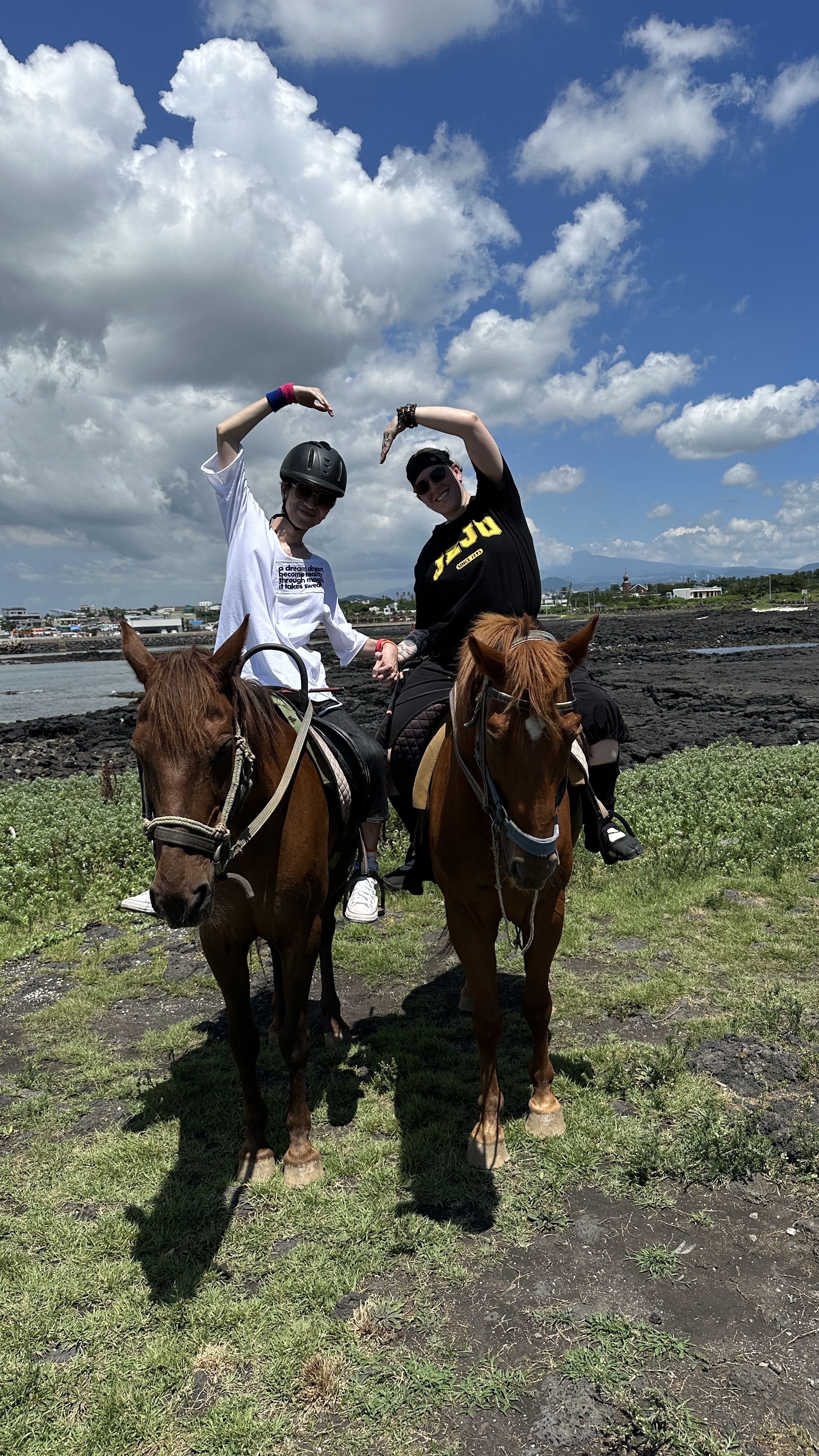 Jintae and Ambre in a vertical photo